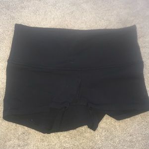 Short black lululemon shorts